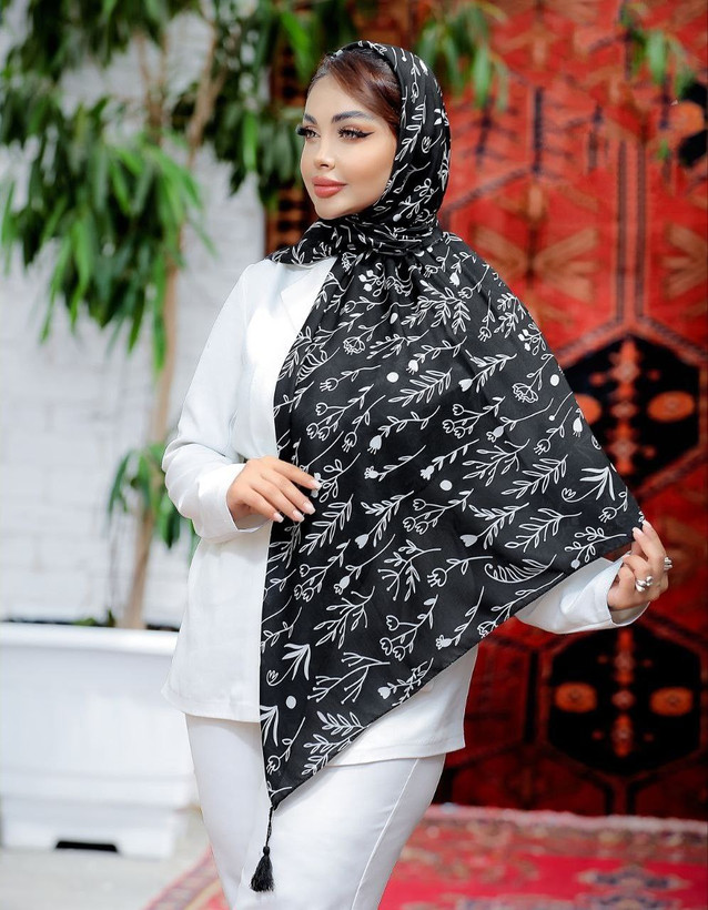 روسری نخی 4 فصل قواره بزرگ طرح زمینه سیاه کد266
