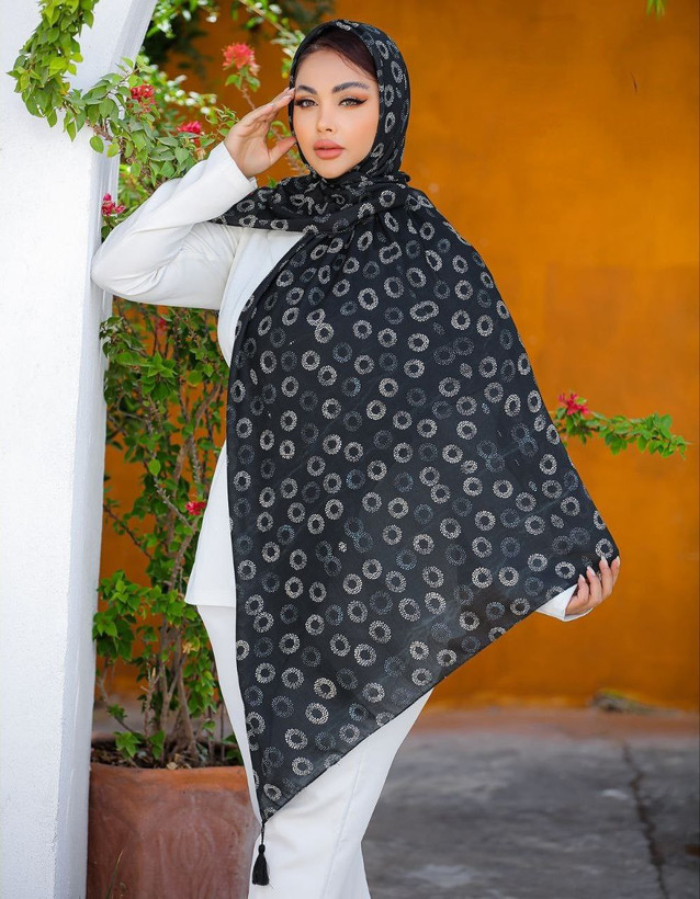 روسری نخی 4 فصل قواره بزرگ طرح زمینه سیاه کد265