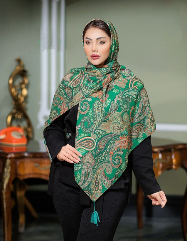 روسری نخی 4 فصل قواره120 با طرح گلهای بهاری کد382
