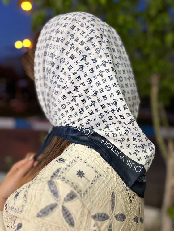 مینی اسکارف نخی سورمه ایی سفید. طرح ال وی