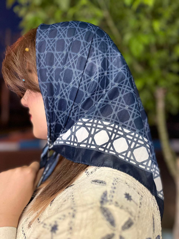 مینی اسکارف نخی سورمه ایی سفید
