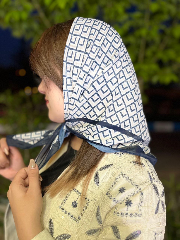 مینی اسکارف نخی سورمه ایی سفید