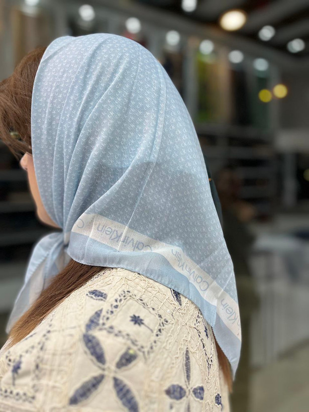 مینی اسکارف نخی ابی یخی در طرح مارک های مختلف