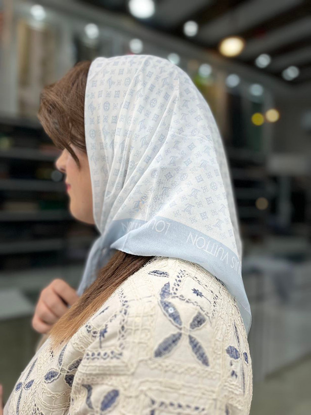 مینی اسکارف نخی ابی یخی در طرح مارک های مختلف