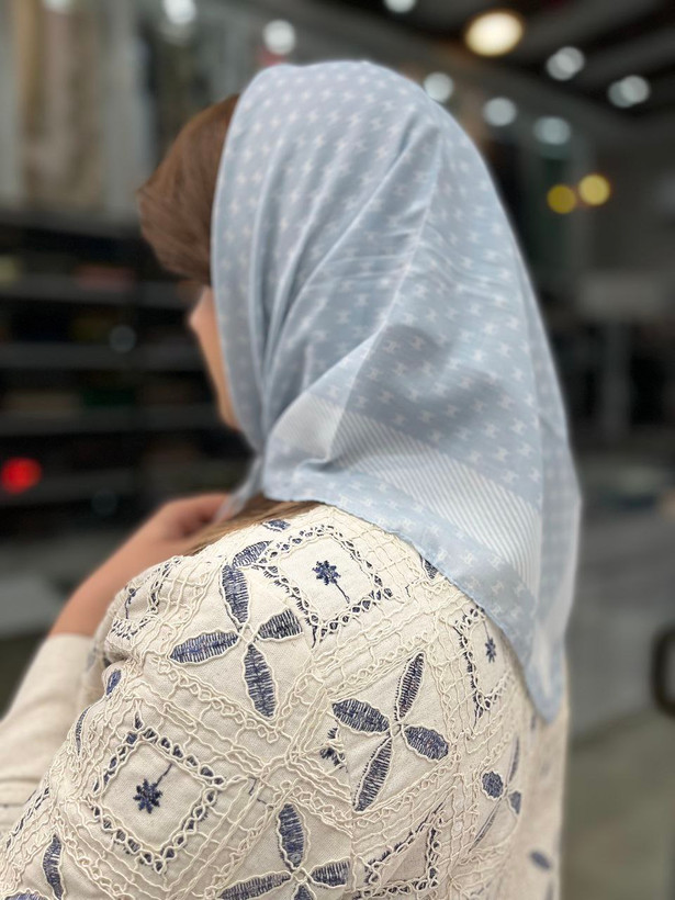 مینی اسکارف نخی ابی یخی در طرح مارک های مختلف