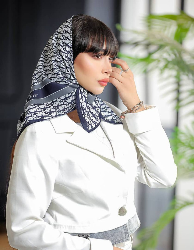 مینی اسکارف سورمه ایی سفید، درطرح مارکهای مختلف