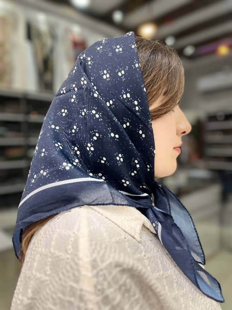 مینی اسکارف نخی رنگ سورمه ایی سفید.طرح مینیاتوری