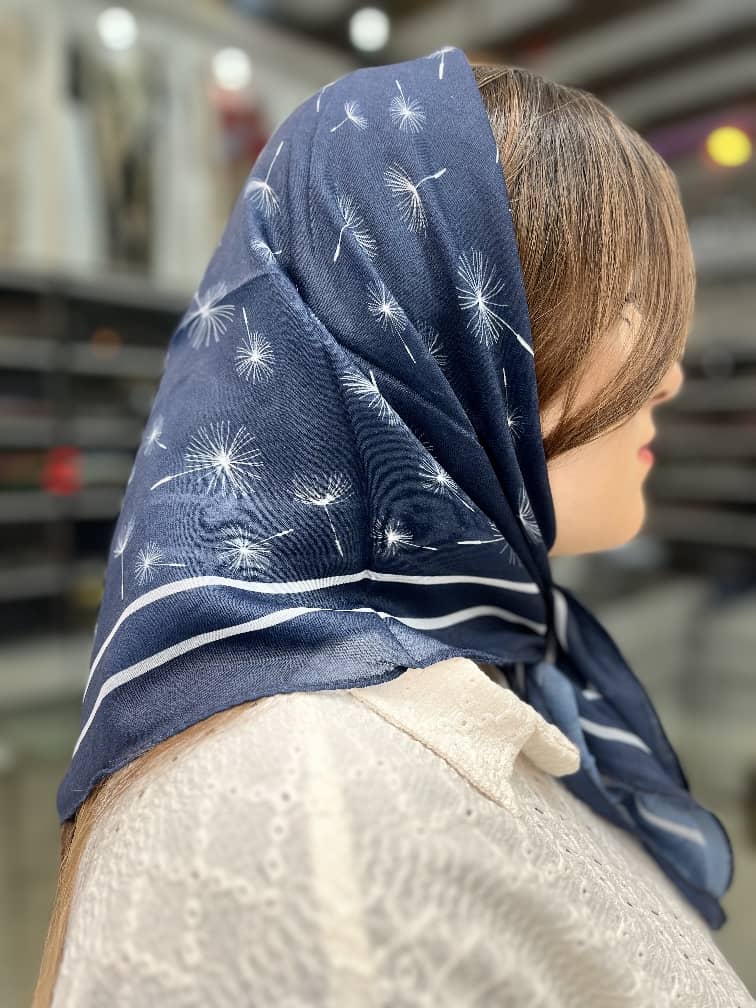 مینی اسکارف نخی رنگ سورمه ایی سفید.طرح قاصدک