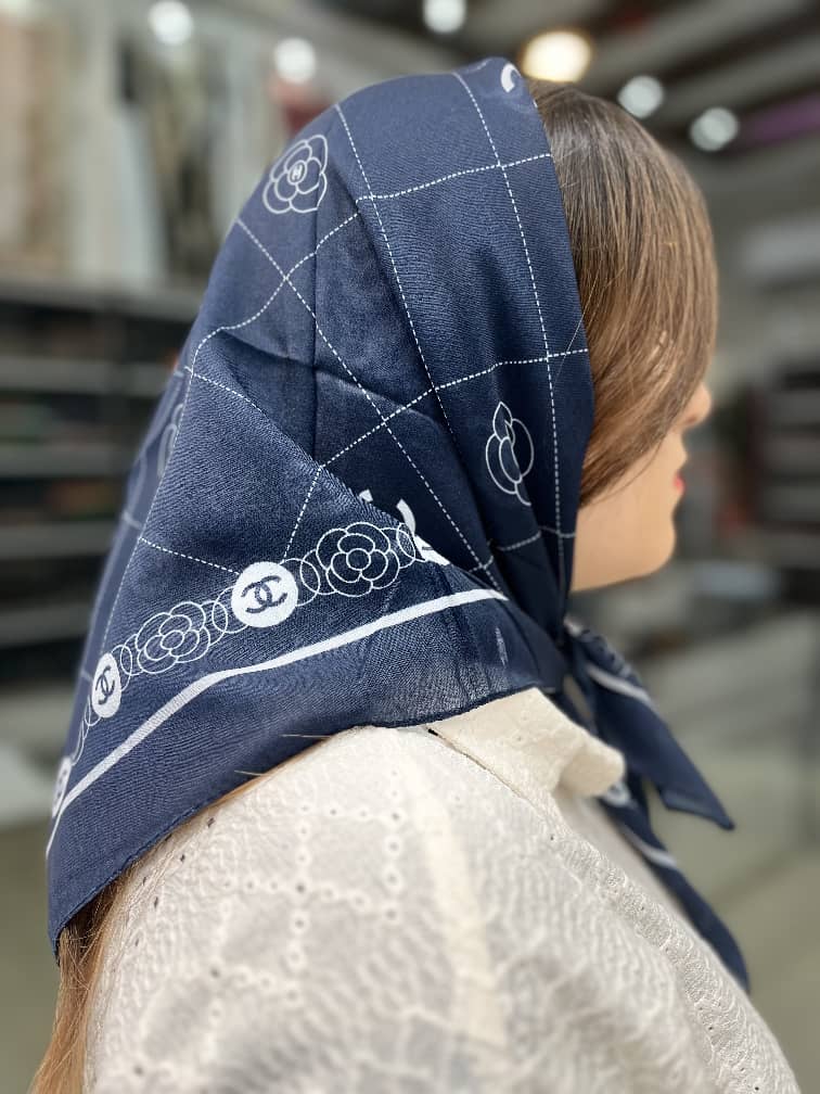 مینی اسکارف نخی رنگ سورمه ایی سفید.طرح شنل