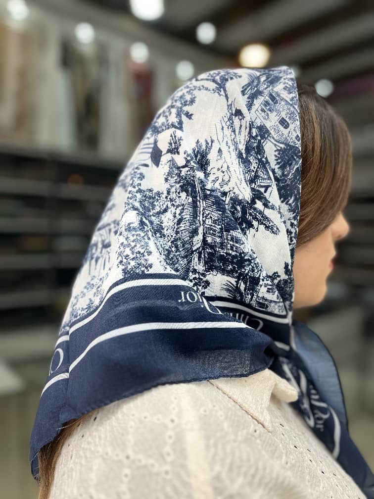 مینی اسکارف نخی رنگ سورمه ایی سفید.طرح دیور جنگل