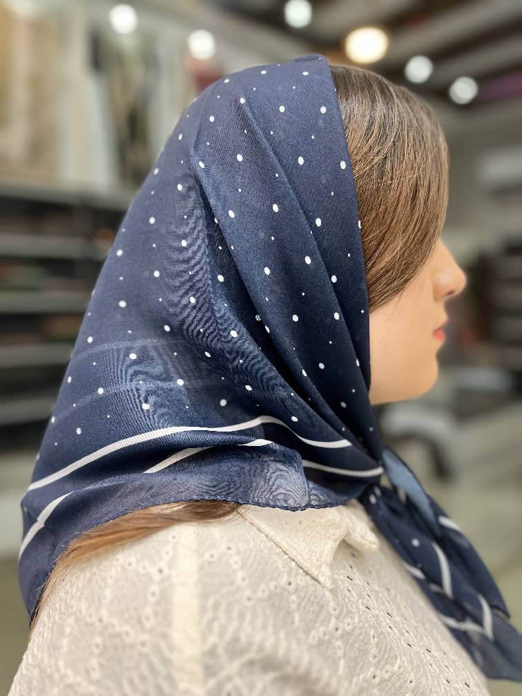 مینی اسکارف نخی رنگ سورمه ایی سفید.طرح خال خالی