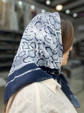 مینی اسکارف نخی رنگ سورمه ایی سفید.طرح پوست ماری