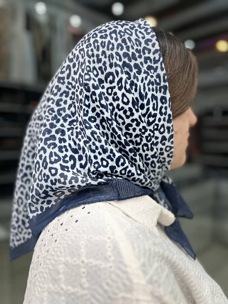 مینی اسکارف نخی رنگ سورمه ایی سفید.طرح پلنگی
