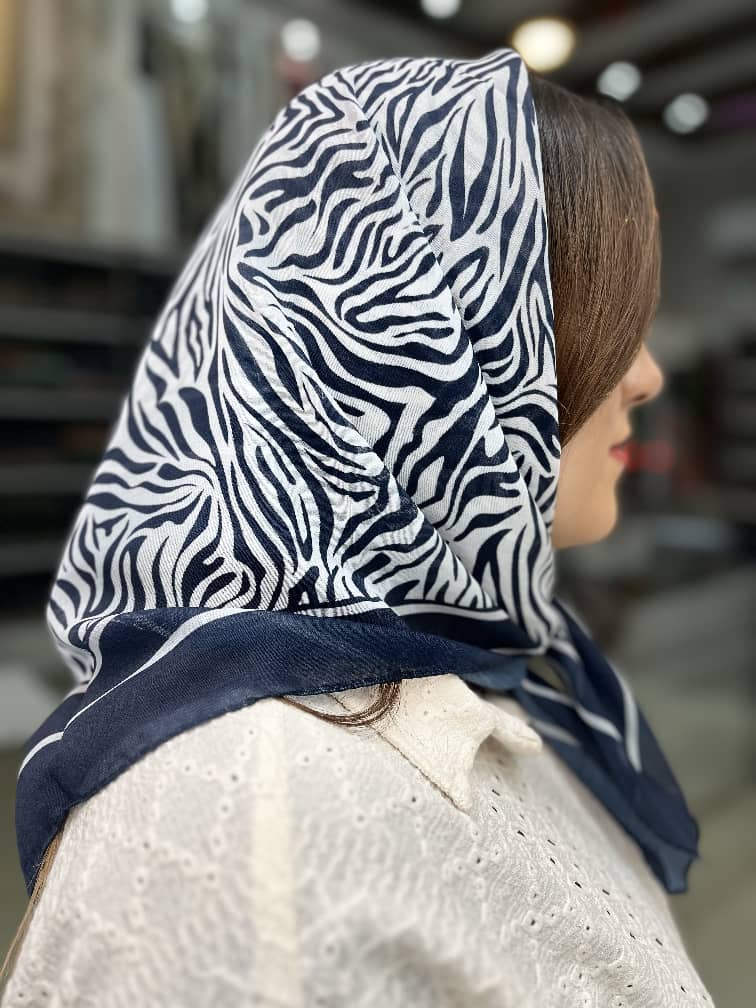 مینی اسکارف نخی رنگ سورمه ایی سفید.طرح زبرا