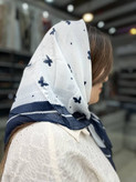 مینی اسکارف نخی رنگ سورمه ایی سفید.طرح پروانه