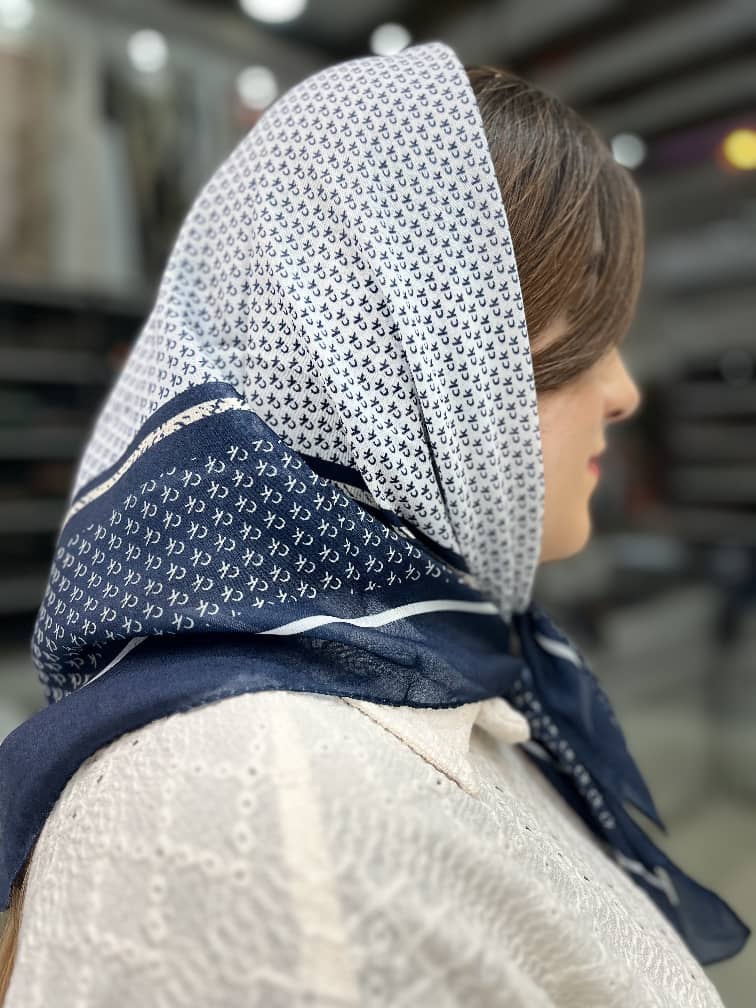 مینی اسکارف نخی رنگ سورمه ایی سفید.طرح ck