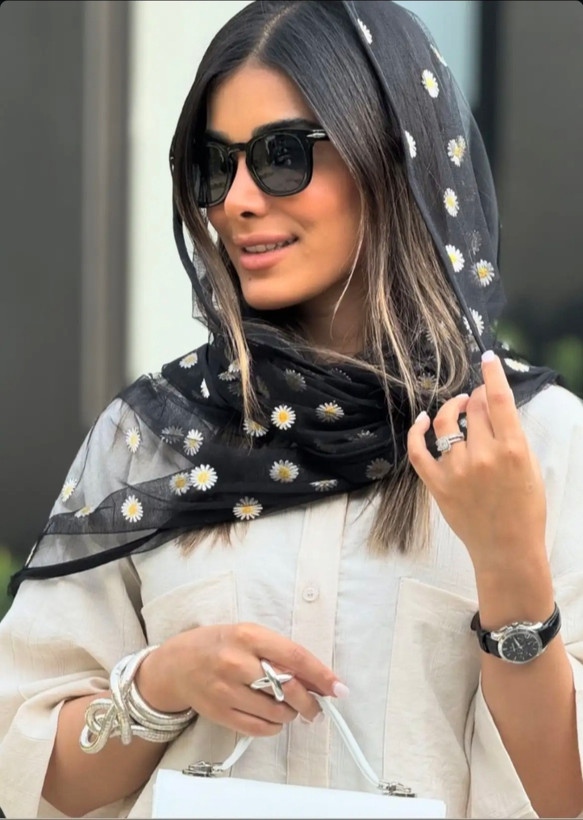 شال توری گلدوزی شده طرح بابونه های سفید گلدوزی شده وارداتی